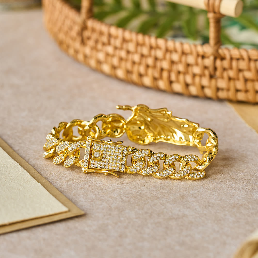 San Judas con Pulsera de Curb de Zirconia Verde: Un Símbolo de Gracia Sagrada y Protección