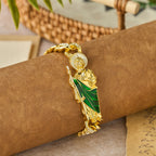 San Judas con Pulsera de Curb de Zirconia Verde: Un Símbolo de Gracia Sagrada y Protección