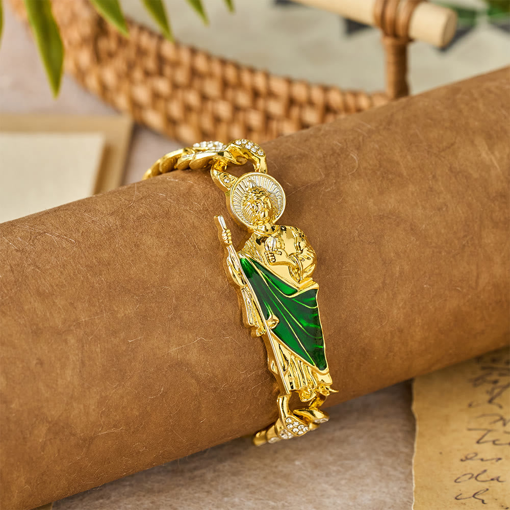 San Judas con Pulsera de Curb de Zirconia Verde: Un Símbolo de Gracia Sagrada y Protección