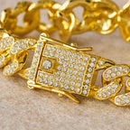 San Judas con Pulsera de Curb de Zirconia Verde: Un Símbolo de Gracia Sagrada y Protección