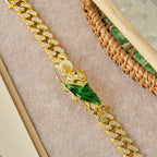 San Judas con Pulsera de Curb de Zirconia Verde: Un Símbolo de Gracia Sagrada y Protección