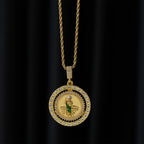 San Judas con Pulsera de Curb de Zirconia Verde: Un Símbolo de Gracia Sagrada y Protección