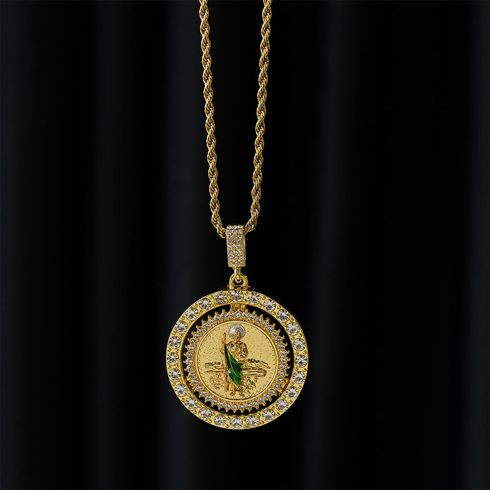 San Judas con Pulsera de Curb de Zirconia Verde: Un Símbolo de Gracia Sagrada y Protección