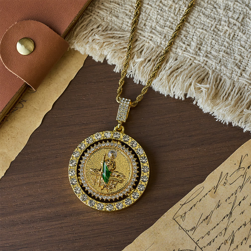 San Judas con Pulsera de Curb de Zirconia Verde: Un Símbolo de Gracia Sagrada y Protección