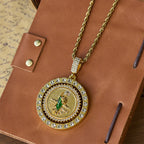 San Judas con Pulsera de Curb de Zirconia Verde: Un Símbolo de Gracia Sagrada y Protección