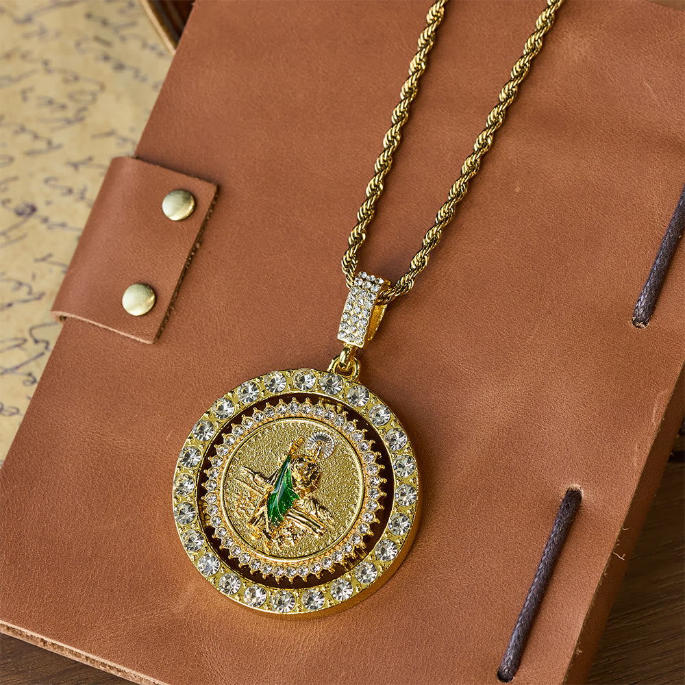 San Judas con Pulsera de Curb de Zirconia Verde: Un Símbolo de Gracia Sagrada y Protección