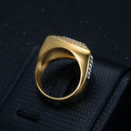 Anillo de Banda Cruz Escudo en Relieve: Emblema Atemporal de Fe y Coraje