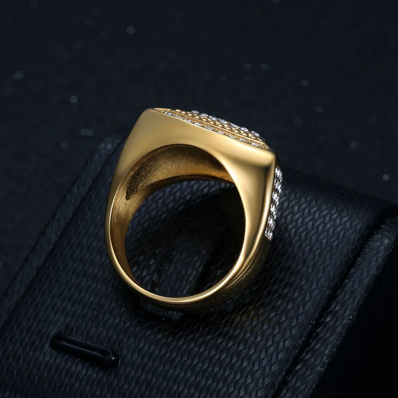 Anillo de Banda Cruz Escudo en Relieve: Emblema Atemporal de Fe y Coraje