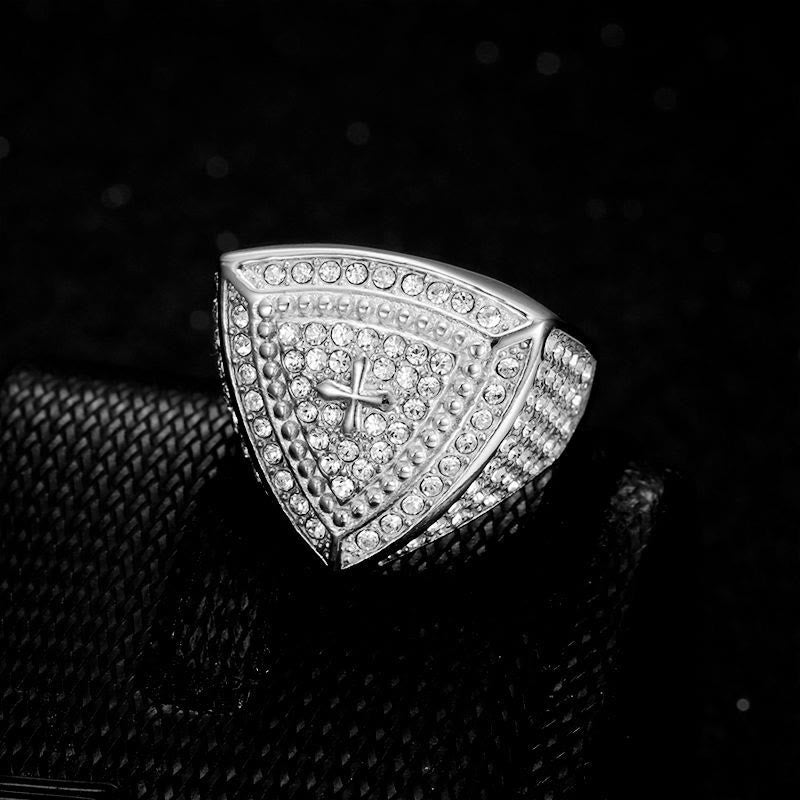 Anillo de Banda Cruz Escudo en Relieve: Emblema Atemporal de Fe y Coraje