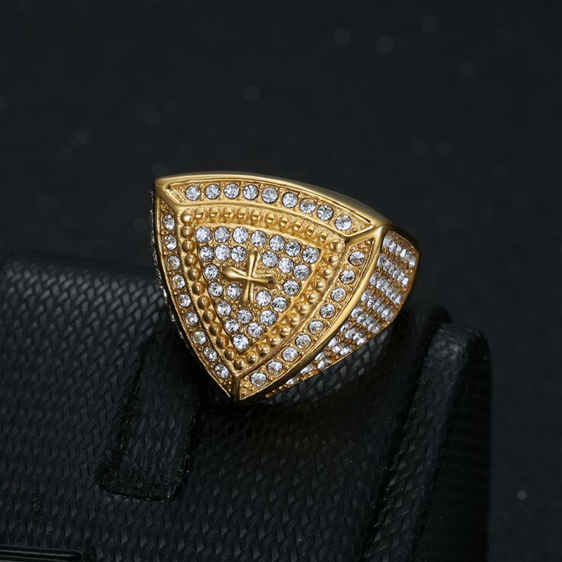 Anillo de Banda Cruz Escudo en Relieve: Emblema Atemporal de Fe y Coraje