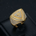 Anillo de Banda Cruz Escudo en Relieve: Emblema Atemporal de Fe y Coraje