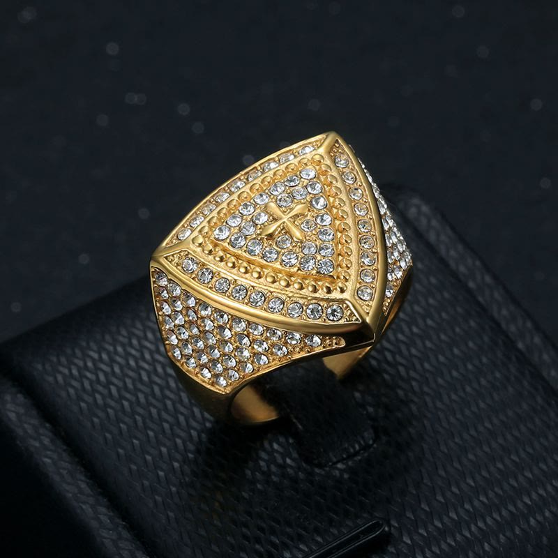 Anillo de Banda Cruz Escudo en Relieve: Emblema Atemporal de Fe y Coraje
