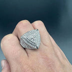 Anillo de Banda Cruz Escudo en Relieve: Emblema Atemporal de Fe y Coraje