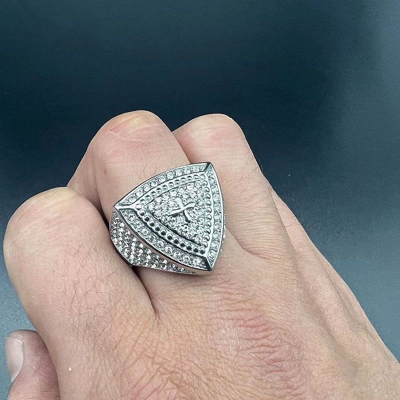 Anillo de Banda Cruz Escudo en Relieve: Emblema Atemporal de Fe y Coraje