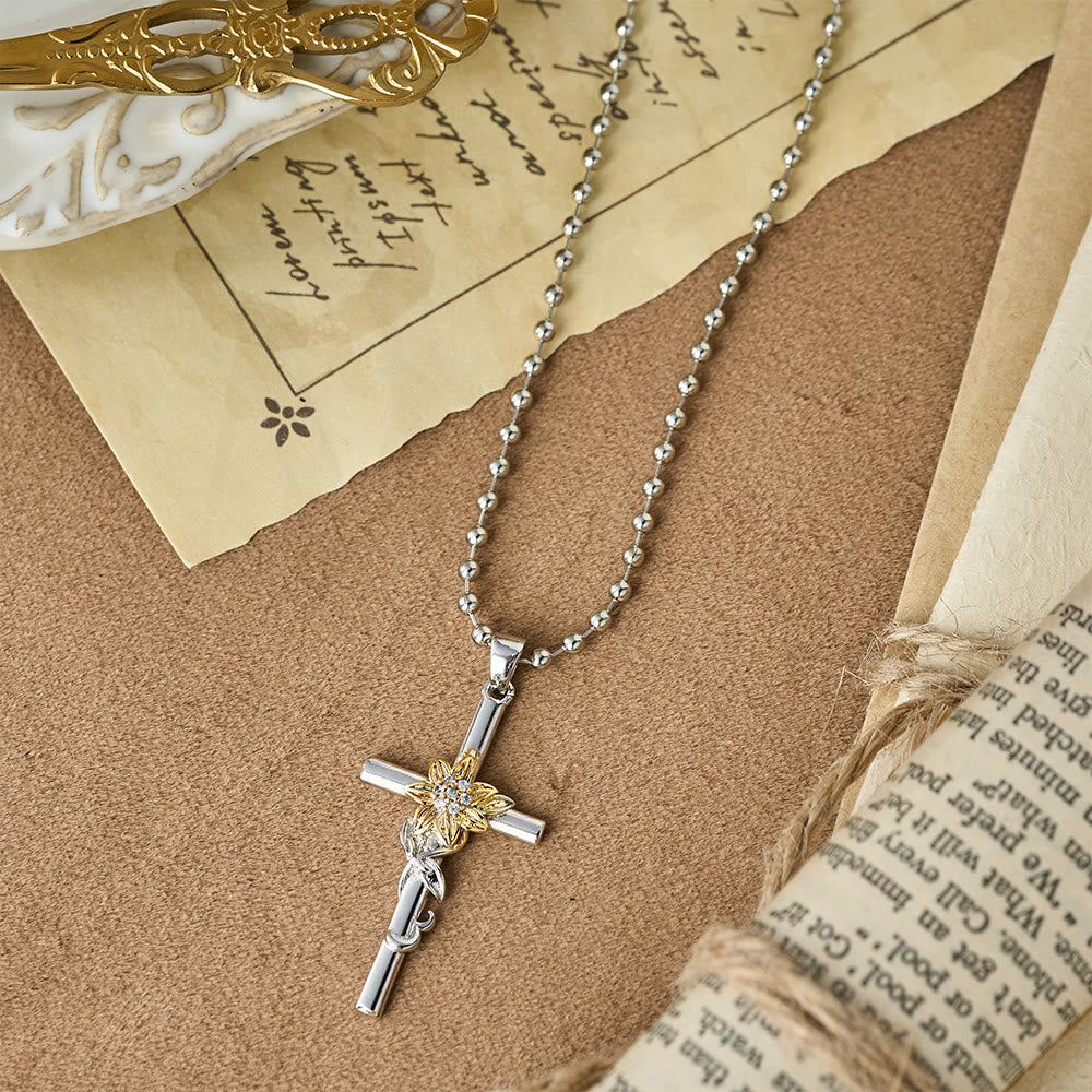 Collar con Colgante de Cruz en Tonos Plateados con Detalles Florales y de Hoja Dorados