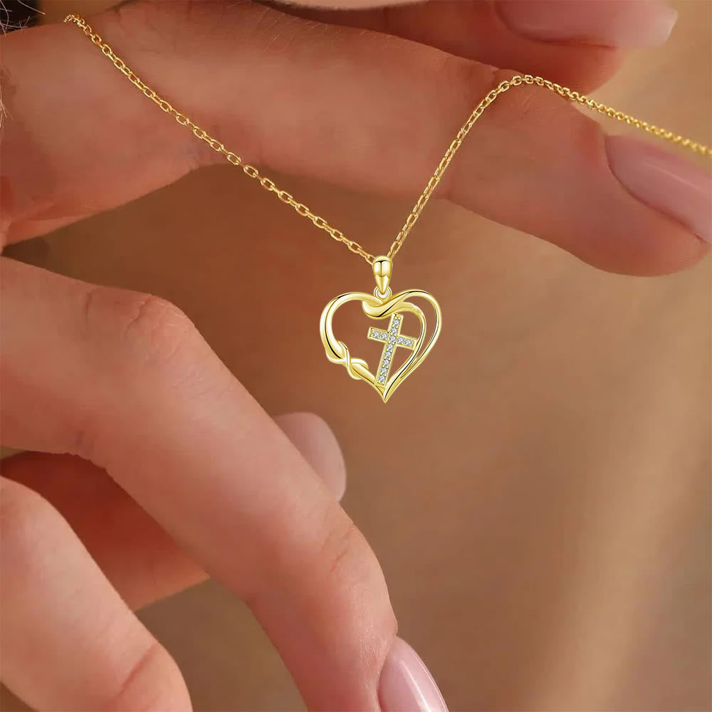 Collar de Corazón y Cruz: Devoción y Elegancia Atemporal