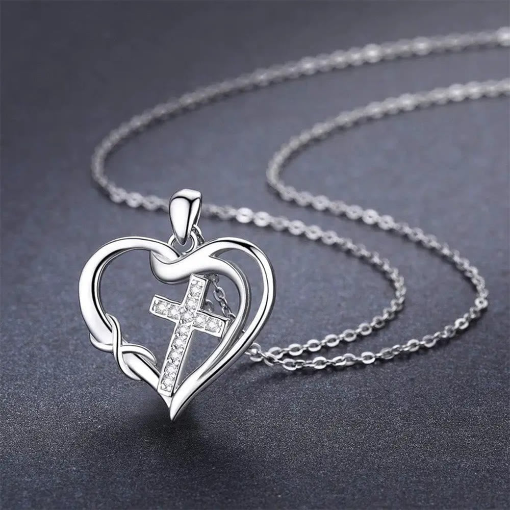 Collar Corazón y Cruz: Devoción y Elegancia Atemporal