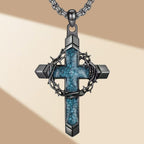 Collar con Colgante de Cruz Incrustada y Envuelta en Espinas: Un Símbolo del Amor Sacrificial de Cristo
