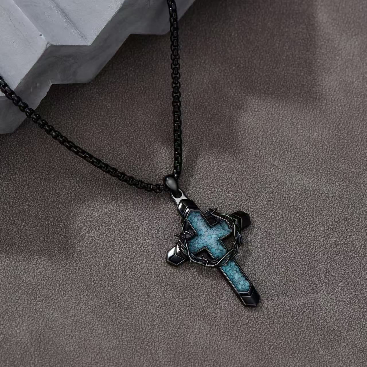 Collar de Colgante en Forma de Cruz Envuelta en Espinas: Un Símbolo del Amor Sacrificial de Cristo