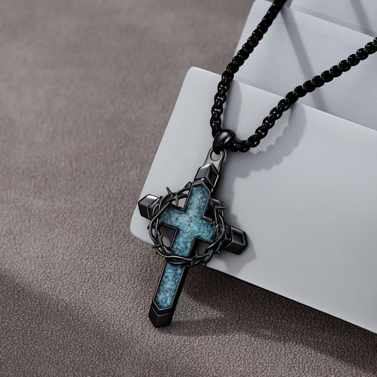Collar de Colgante en Forma de Cruz Envuelta en Espinas: Un Símbolo del Amor Sacrificial de Cristo