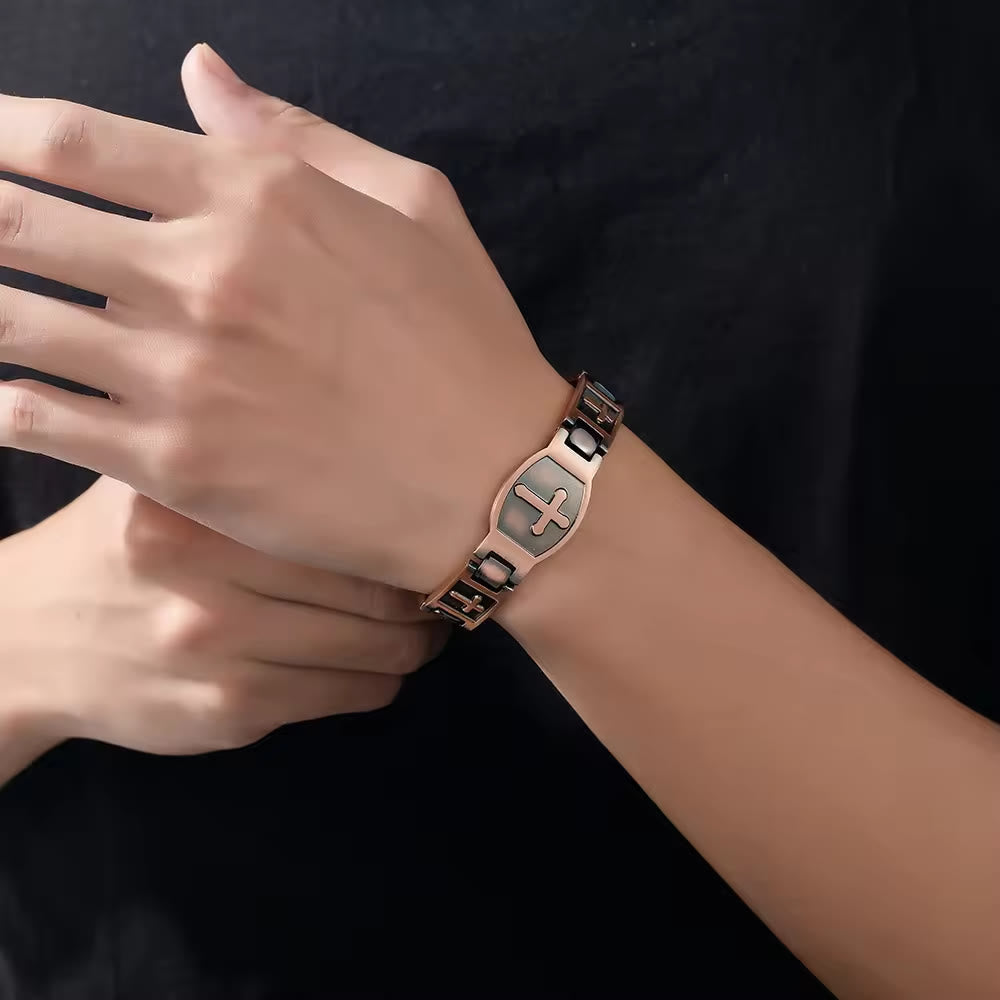 Pulsera de Cadena de Enlace Cruz Grabada: Un Símbolo de Fuerza Divina y Fe
