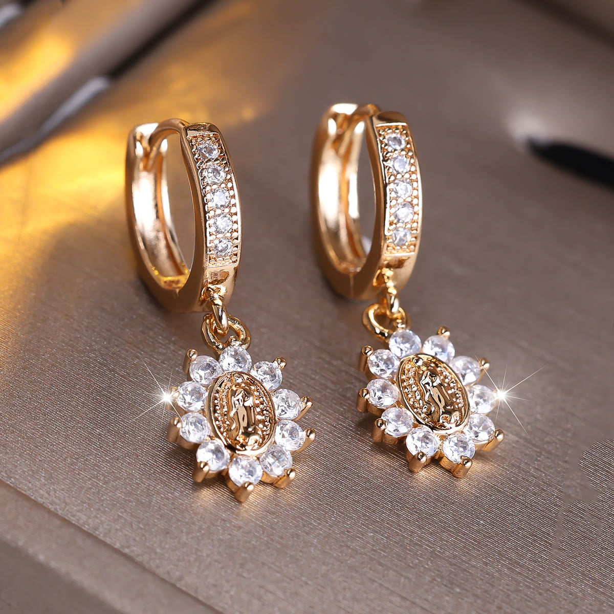 Pendientes Huggie Halo de Nuestra Señora Zircon con Medallón de Rayo VIP