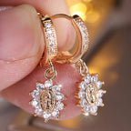 Pendientes Huggie Halo de Nuestra Señora con Medallón de Rayo de Sol