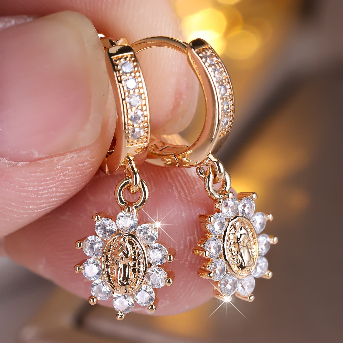 Pendientes Huggie Halo de Nuestra Señora con Medallón de Rayo de Sol