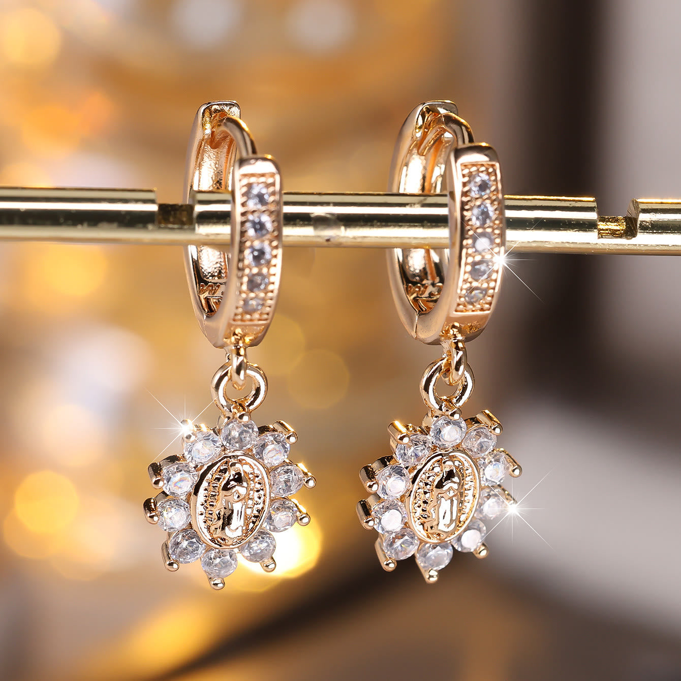 Pendientes Huggie Halo de Nuestra Señora Zircon con Medallón de Rayo VIP