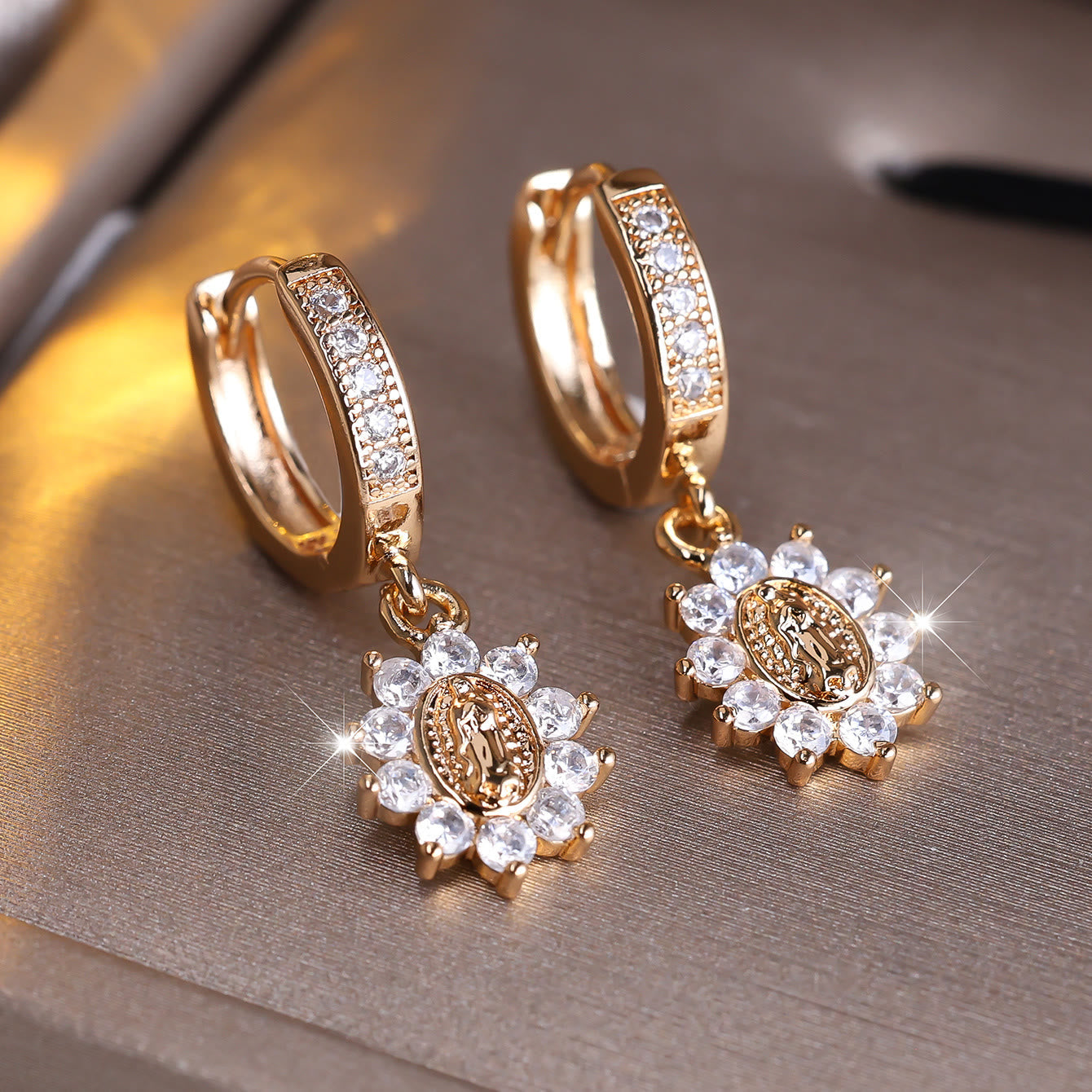 Pendientes Huggie Halo de Nuestra Señora con Medallón de Rayo de Sol