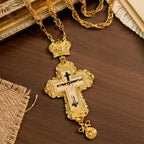 Collar Pectoral Grande Ornado con Acento de Corona: Un Símbolo de Majestad Sagrada y Redención