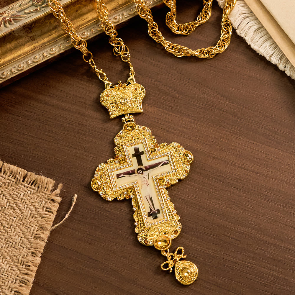 Collar Pectoral Grande Ornado con Acento de Corona: Un Símbolo de Majestad Sagrada y Redención