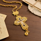 Collar Pectoral Grande Ornado con Acento de Corona: Un Símbolo de Majestad Sagrada y Redención