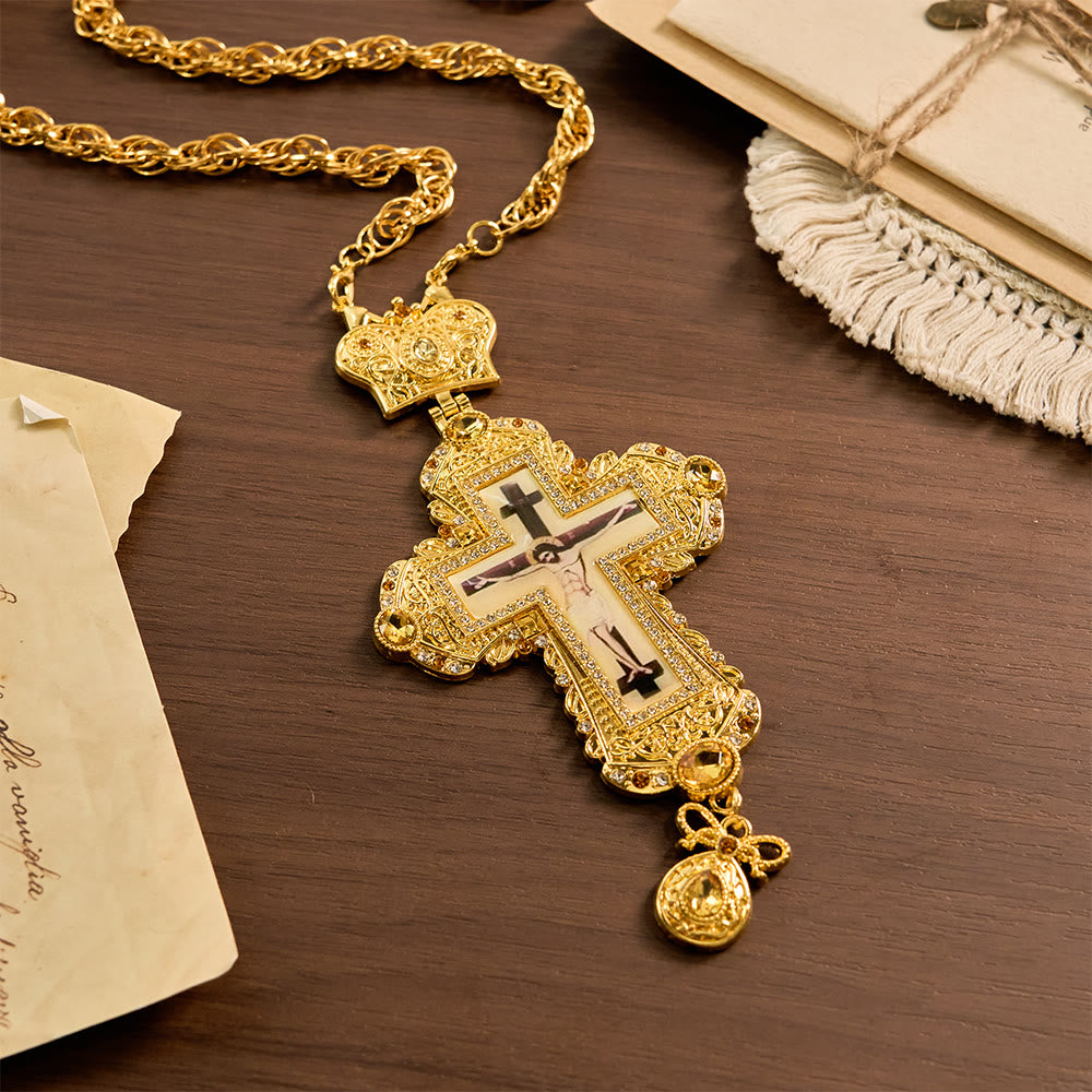Collar Pectoral Grande Ornado con Acento de Corona: Un Símbolo de Majestad Sagrada y Redención