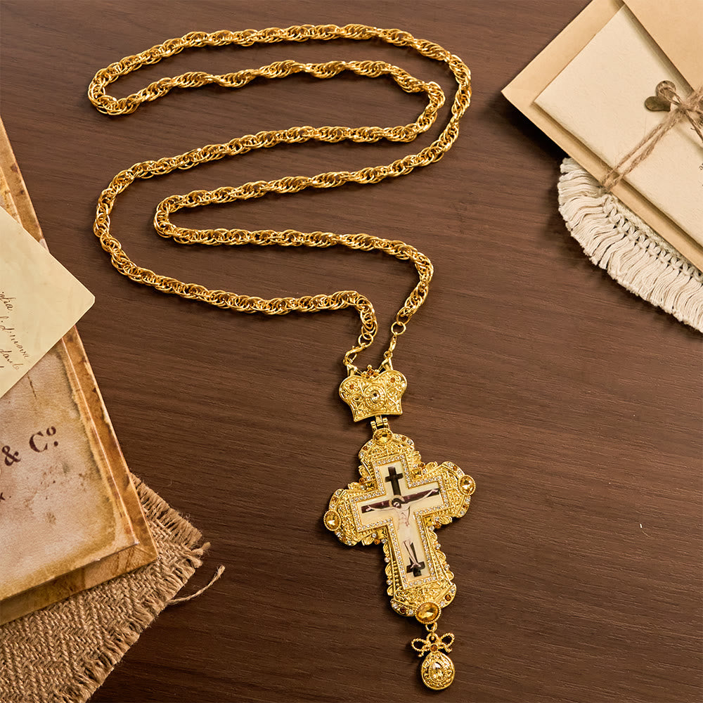Collar Pectoral Grande Ornado con Acento de Corona: Un Símbolo de Majestad Sagrada y Redención