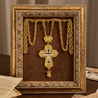 Collar Pectoral Grande Ornado con Acento de Corona: Un Símbolo de Majestad Sagrada y Redención