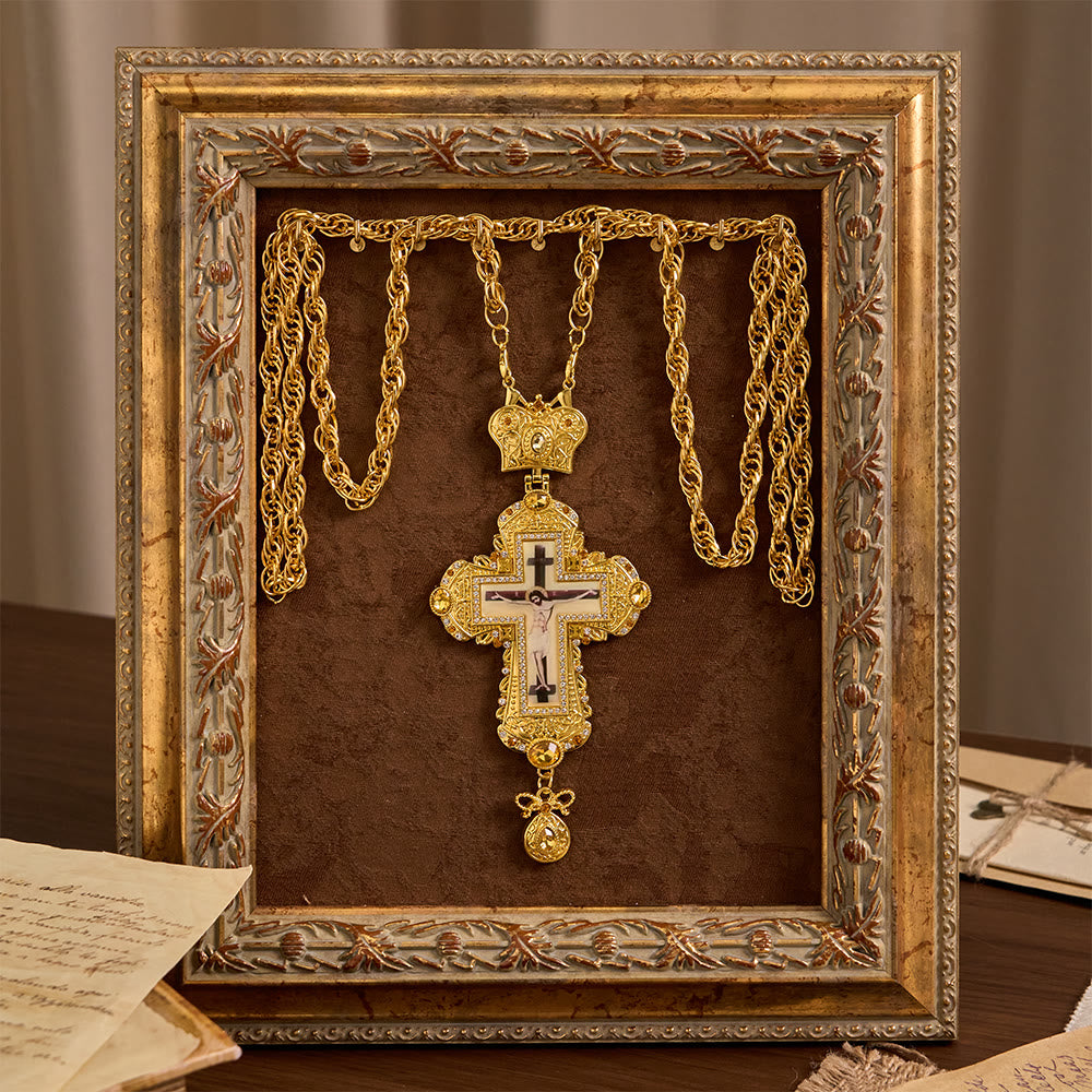 Collar Pectoral Grande Ornado con Acento de Corona: Un Símbolo de Majestad Sagrada y Redención