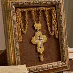 Collar Pectoral Grande Ornado con Acento de Corona: Un Símbolo de Majestad Sagrada y Redención