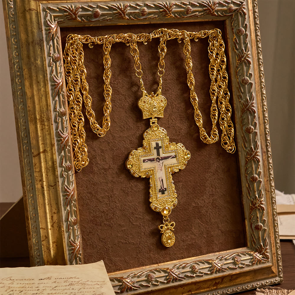 Collar Pectoral Grande Ornado con Acento de Corona: Un Símbolo de Majestad Sagrada y Redención