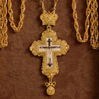 Collar Pectoral Grande Ornado con Acento de Corona: Un Símbolo de Majestad Sagrada y Redención