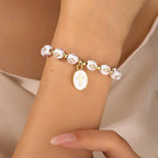 Pulsera de cuentas de acrílico en dos tonos con encanto de cruz de esmalte: Un vehículo para la fe sagrada diaria