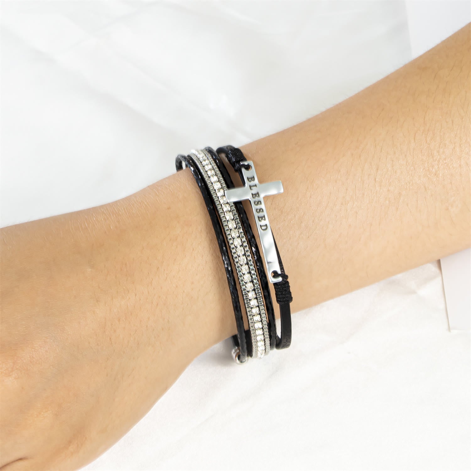 Pulsera de Cuero con Cruz BENDITA de Múltiples Capas y Circonitas: Un Símbolo de Gracia Divina y Alegría Espiritual
