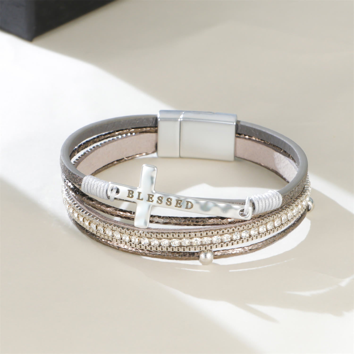 Pulsera de Cuero con Cruz BENDITA de Múltiples Capas y Circonitas: Un Símbolo de Gracia Divina y Alegría Espiritual
