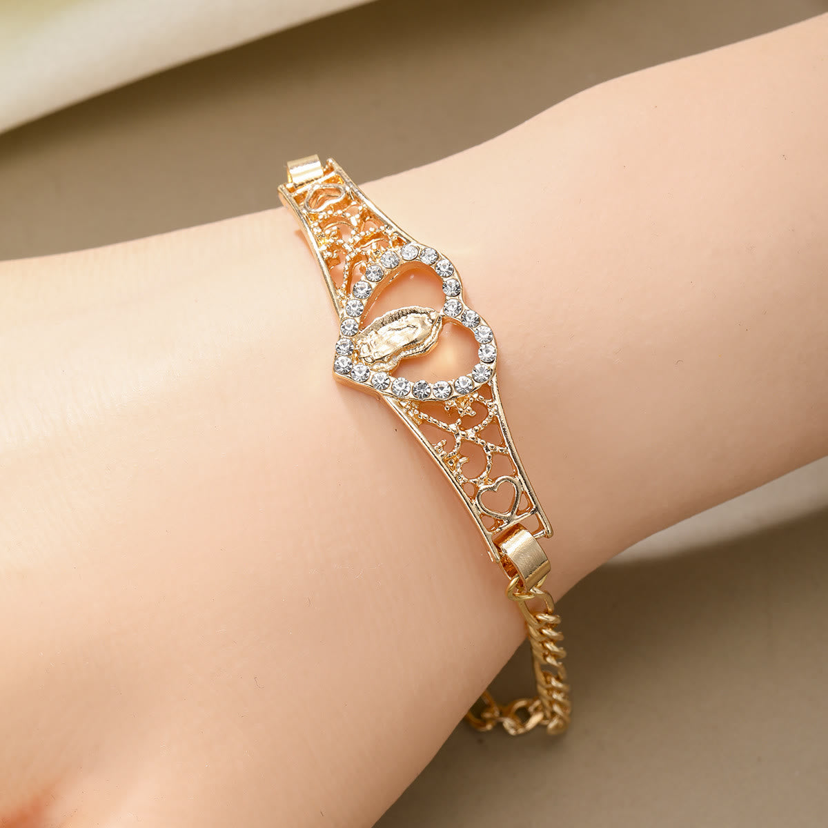 Pulsera de Filigrana Dorada de Nuestra Señora con Halo de Circonio: Un Símbolo de Devoción Mariana y Gracia Divina