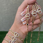 Pulsera de Filigrana Dorada de Nuestra Señora con Halo de Circonio: Un Símbolo de Devoción Mariana y Gracia Divina