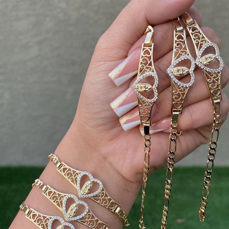Pulsera de Filigrana Dorada de Nuestra Señora con Halo de Circonio: Un Símbolo de Devoción Mariana y Gracia Divina