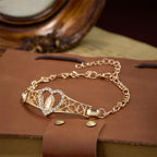 Pulsera de Filigrana Dorada de Nuestra Señora con Halo de Circonio: Un Símbolo de Devoción Mariana y Gracia Divina