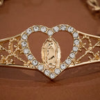Pulsera de Filigrana Dorada de Nuestra Señora con Halo de Circonio: Un Símbolo de Devoción Mariana y Gracia Divina