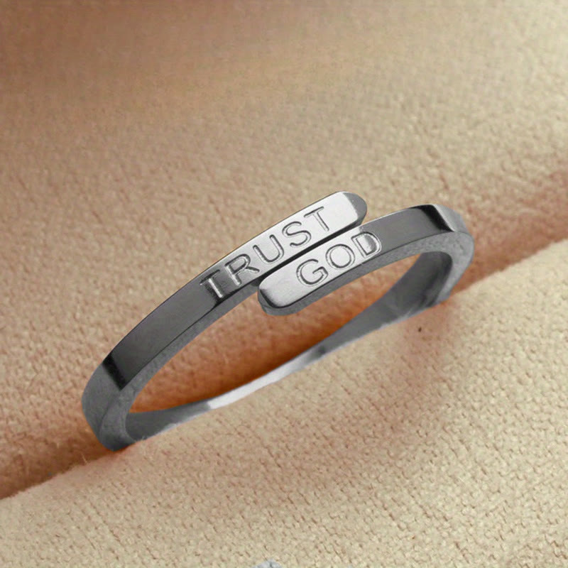 Anillo de Banda Dividida "CONFÍA EN DIOS": Compañero Firme de la Confianza Divina