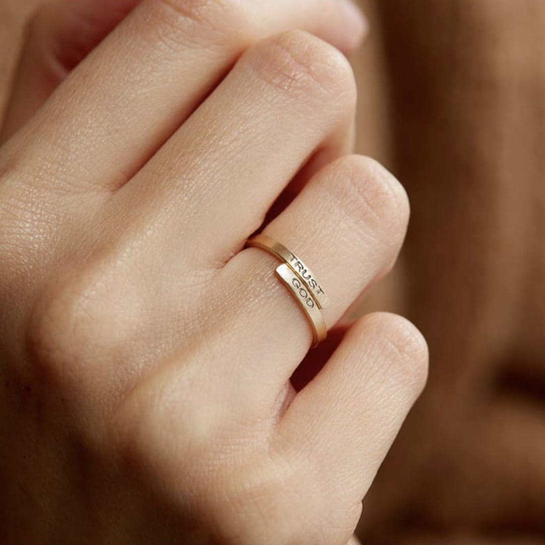 Anillo de Banda Dividida "CONFÍA EN DIOS": Compañero Firme de la Confianza Divina